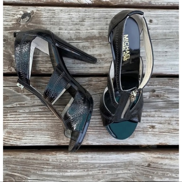 Michael Kors Sz 10 Black Patent Leather T Strap Heels Sandals Gold Zip Front - Picture 9 of 13